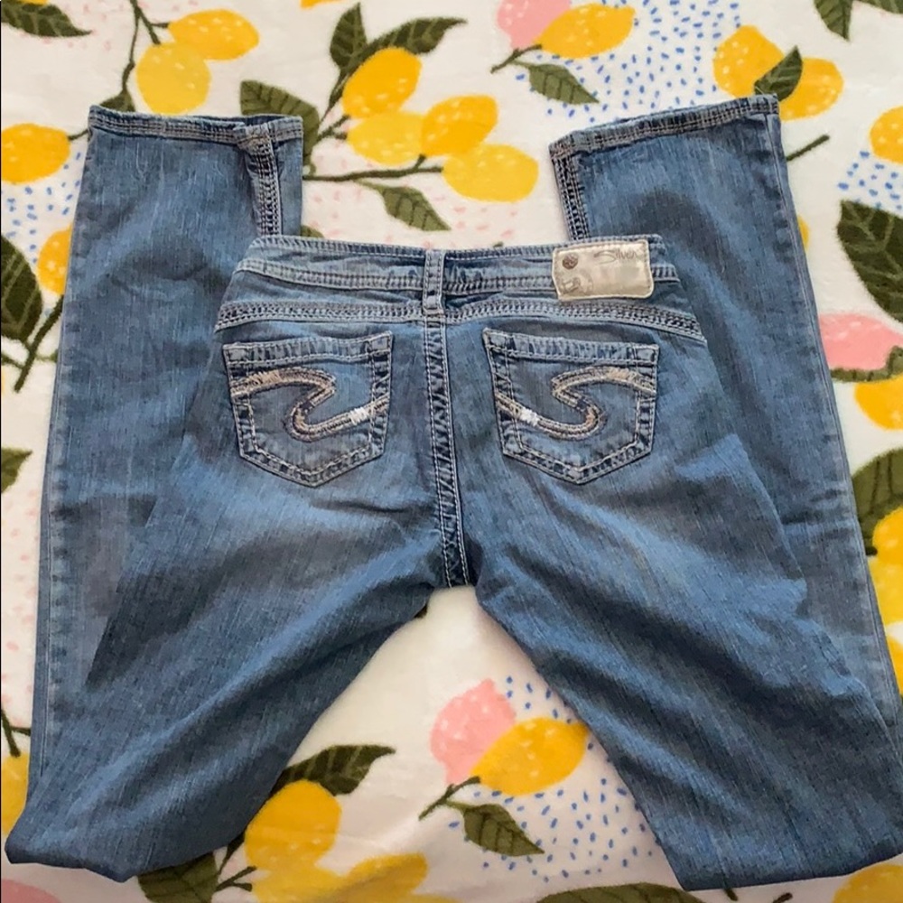 Silver Jean Co. Blue Jeans. Slight boot cut.